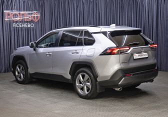 Подержанный автомобиль Toyota RAV4 2020 года (7 фото)