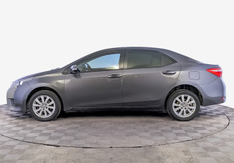 Подержанный автомобиль Toyota Corolla Sedan 2015 года (8 фото)