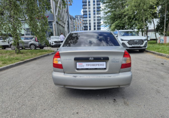 Подержанный автомобиль Hyundai Accent Sedan 2010 года (5 фото)