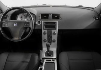 Подержанный автомобиль Volvo S40 2011 года (11 фото)