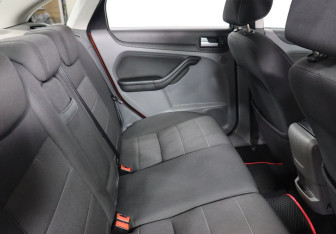 Подержанный автомобиль Ford Focus Sedan 2009 года (20 фото)