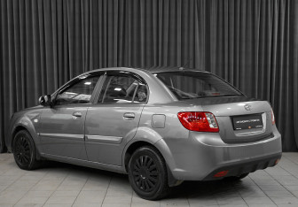 Подержанный автомобиль Kia Rio Sedan 2010 года (7 фото)