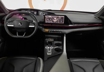 Подержанный автомобиль Changan UNI-V 2023 года (8 фото)
