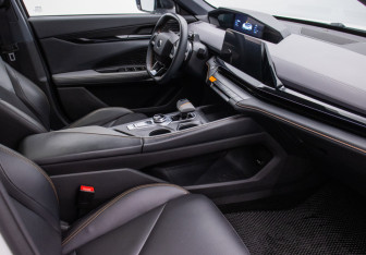 Подержанный автомобиль Changan UNI-V 2023 года (9 фото)