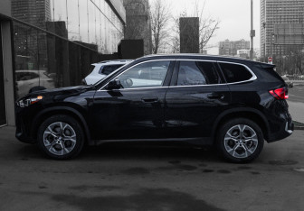 Подержанный автомобиль BMW X1 2022 года (8 фото)