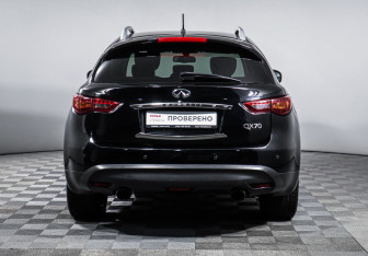 Подержанный автомобиль Infiniti QX70 2017 года (6 фото)