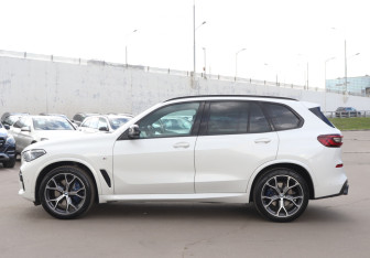 Подержанный автомобиль BMW X5 2022 года (8 фото)