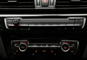 Подержанный автомобиль BMW X1 2015 года (24 фото)