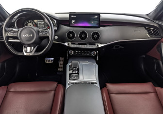 Подержанный автомобиль Kia Stinger 2022 года (14 фото)