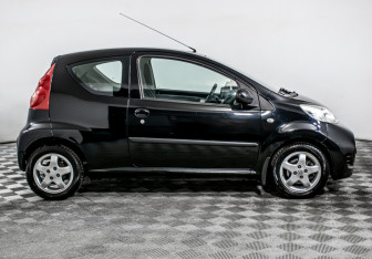 Подержанный автомобиль Peugeot 107 2011 года (4 фото)