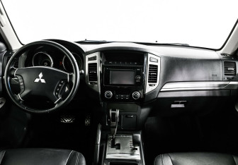 Подержанный автомобиль Mitsubishi Pajero 2015 года (9 фото)