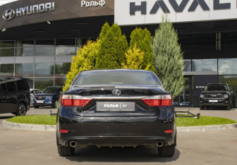 Подержанный автомобиль Lexus ES 2013 года (6 фото)