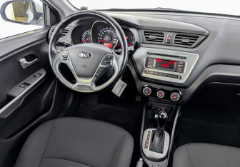 Подержанный автомобиль Kia Rio Hatchback 2017 года (28 фото)