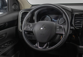 Подержанный автомобиль Mitsubishi Outlander 2021 года (15 фото)