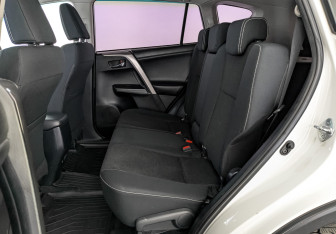 Подержанный автомобиль Toyota RAV4 2016 года (18 фото)