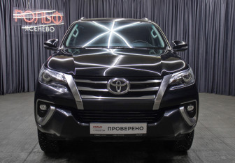 Подержанный автомобиль Toyota Fortuner 2017 года (2 фото)