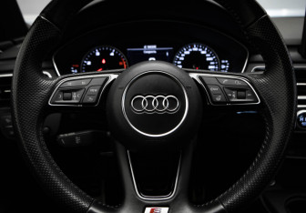 Подержанный автомобиль Audi A4 Sedan 2017 года (10 фото)