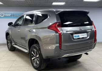 Подержанный автомобиль Mitsubishi Pajero Sport 2017 года (7 фото)
