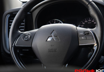 Подержанный автомобиль Mitsubishi Outlander 2018 года (13 фото)