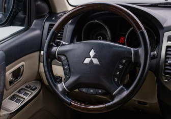 Подержанный автомобиль Mitsubishi Pajero 2017 года (16 фото)