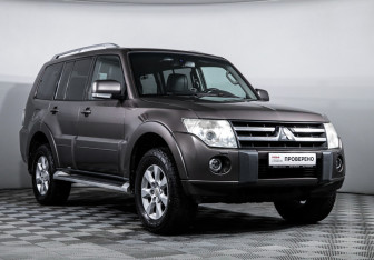 Подержанный автомобиль Mitsubishi Pajero 2011 года (3 фото)