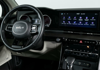 Подержанный автомобиль Kia Carnival 2022 года (8 фото)