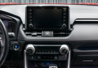 Подержанный автомобиль Toyota RAV4 2021 года (15 фото)