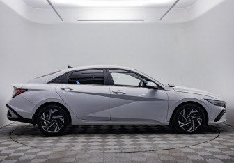 Подержанный автомобиль Hyundai Elantra Sedan 2023 года (6 фото)