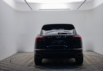 Подержанный автомобиль Porsche Cayenne 2015 года (6 фото)