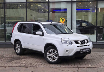 Подержанный автомобиль Nissan X-Trail 2013 года (3 фото)