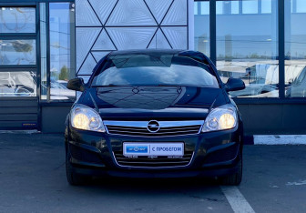 Подержанный автомобиль Opel Astra Sedan 2012 года (2 фото)