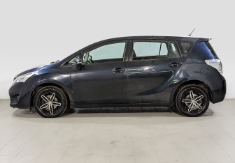 Подержанный автомобиль Toyota Verso 2014 года (8 фото)