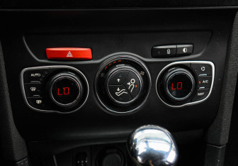 Подержанный автомобиль Citroen C4 Sedan 2013 года (16 фото)