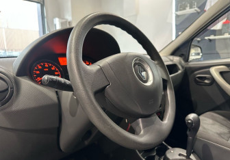 Подержанный автомобиль Renault Logan Sedan 2015 года (12 фото)