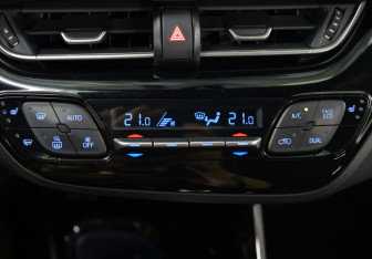 Подержанный автомобиль Toyota C-HR 2019 года (13 фото)