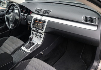 Подержанный автомобиль Volkswagen Passat CC 2012 года (7 фото)