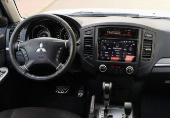 Подержанный автомобиль Mitsubishi Pajero 2011 года (11 фото)