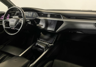 Подержанный автомобиль Audi e-tron 2021 года (9 фото)