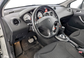 Подержанный автомобиль Peugeot 308 Hatchback 2011 года (16 фото)