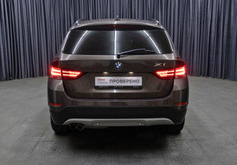 Подержанный автомобиль BMW X1 2013 года (6 фото)