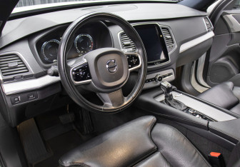 Подержанный автомобиль Volvo XC90 2019 года (16 фото)