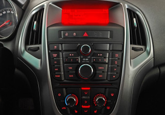 Подержанный автомобиль Opel Astra Hatchback 2013 года (13 фото)