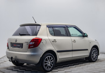 Подержанный автомобиль Skoda Fabia Hatchback 2012 года (5 фото)