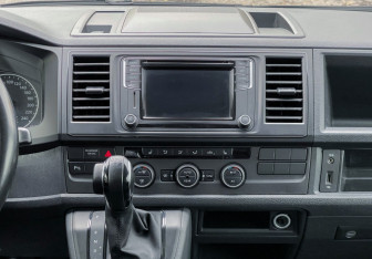 Подержанный автомобиль Volkswagen Caravelle 2017 года (15 фото)