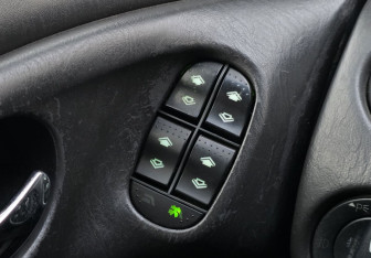 Подержанный автомобиль Ford Focus Sedan 2003 года (13 фото)