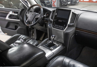 Подержанный автомобиль Toyota Land Cruiser Suv 2015 года (11 фото)