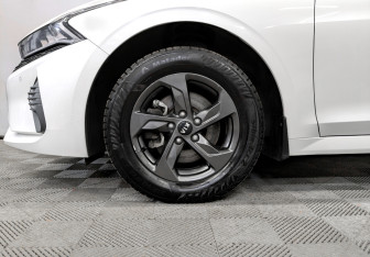 Подержанный автомобиль Kia K5 2021 года (18 фото)