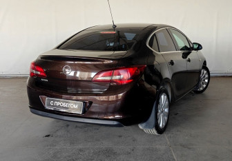 Подержанный автомобиль Opel Astra Sedan 2014 года (6 фото)