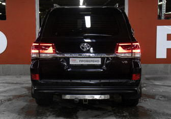 Подержанный автомобиль Toyota Land Cruiser Suv 2018 года (6 фото)