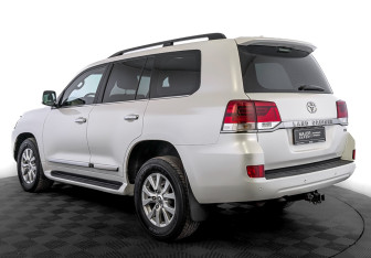 Подержанный автомобиль Toyota Land Cruiser Suv 2015 года (7 фото)